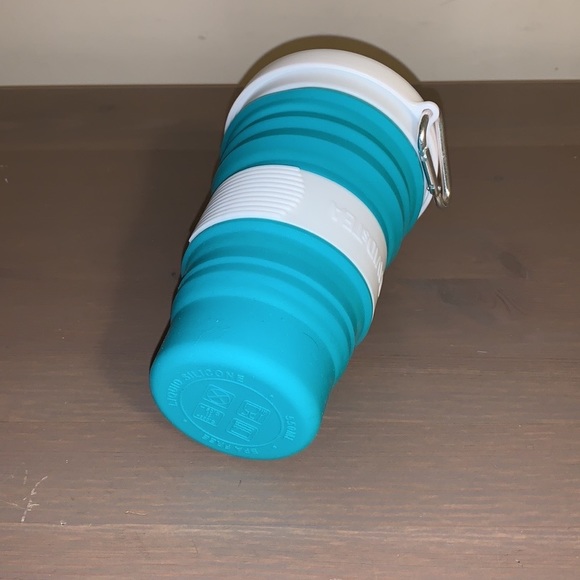 🆕 David’s Tea Teal and White Collapsible Silicone Iced Tea Cup with Carabiner - Picture 5 of 10